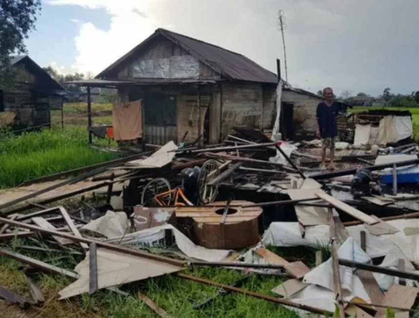 Diterjang Angin Puting Beliung, Puluhan Rumah di Martapura Hancur