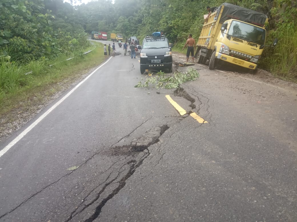 Jalan Trans Kalimantan Km 61 Muara Teweh - Puruk Cahu Alami Keretakan 