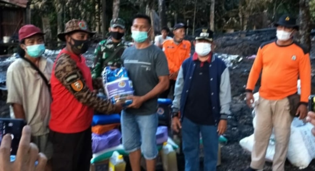 Wabup Mura Serahkan Bantuan Korban Kebakaran di Tumbang Olong
