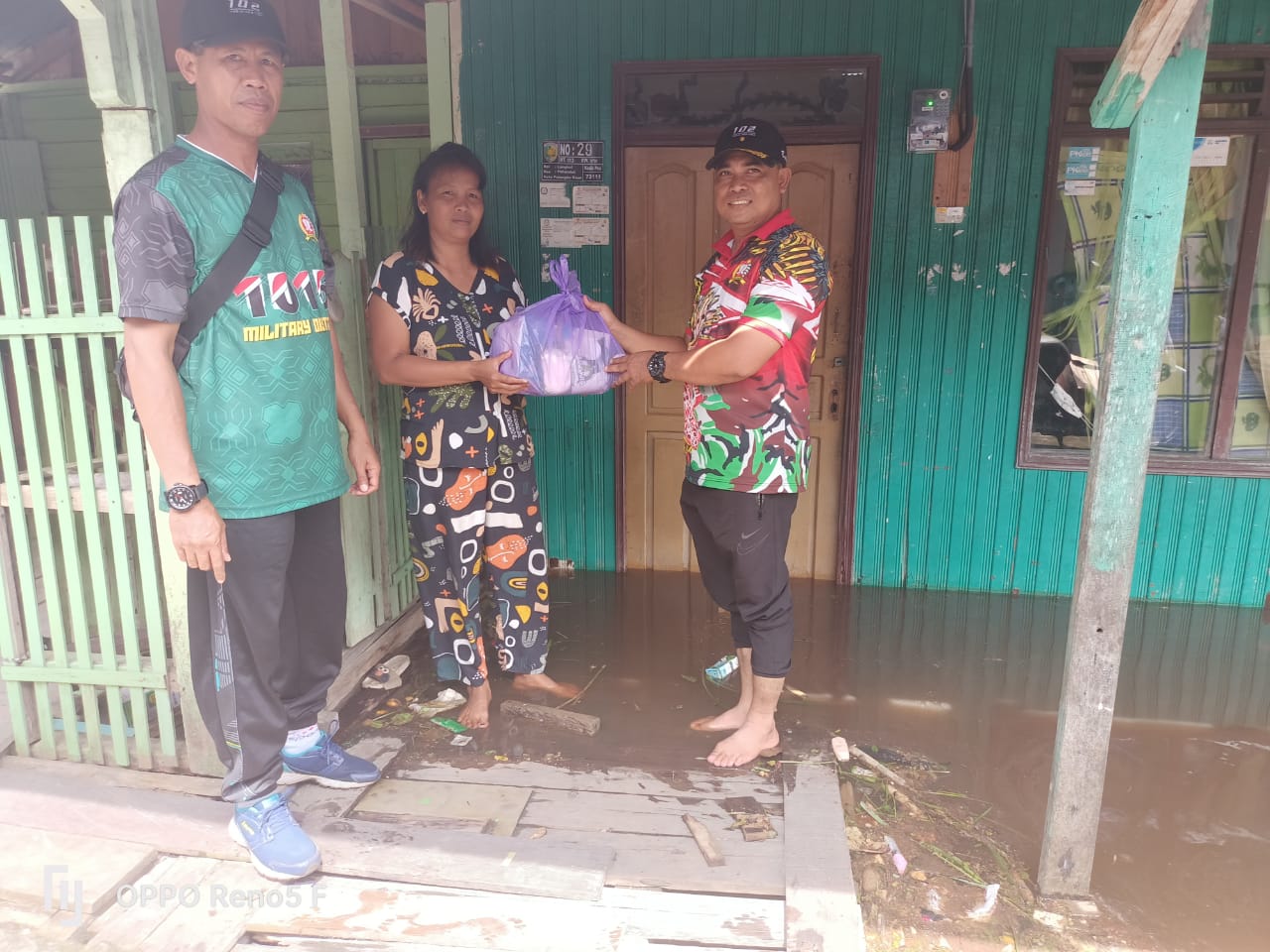 Danramil Pahandut Terjun Langsung Bantu Warga