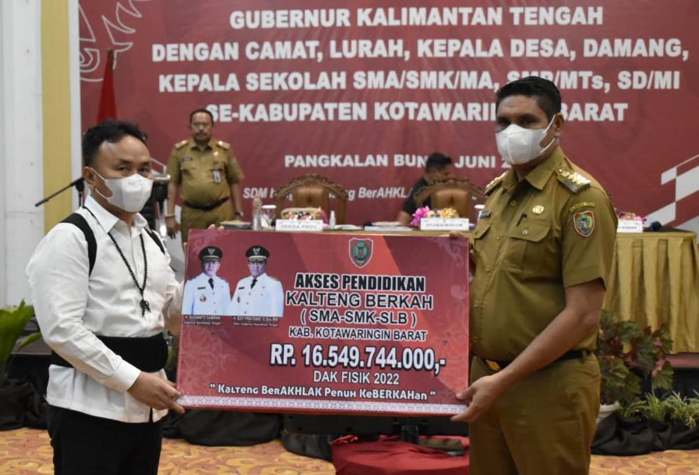 Gubernur Kalteng Serahkan Bantuan Akses Pendidikan Kalteng Berkah