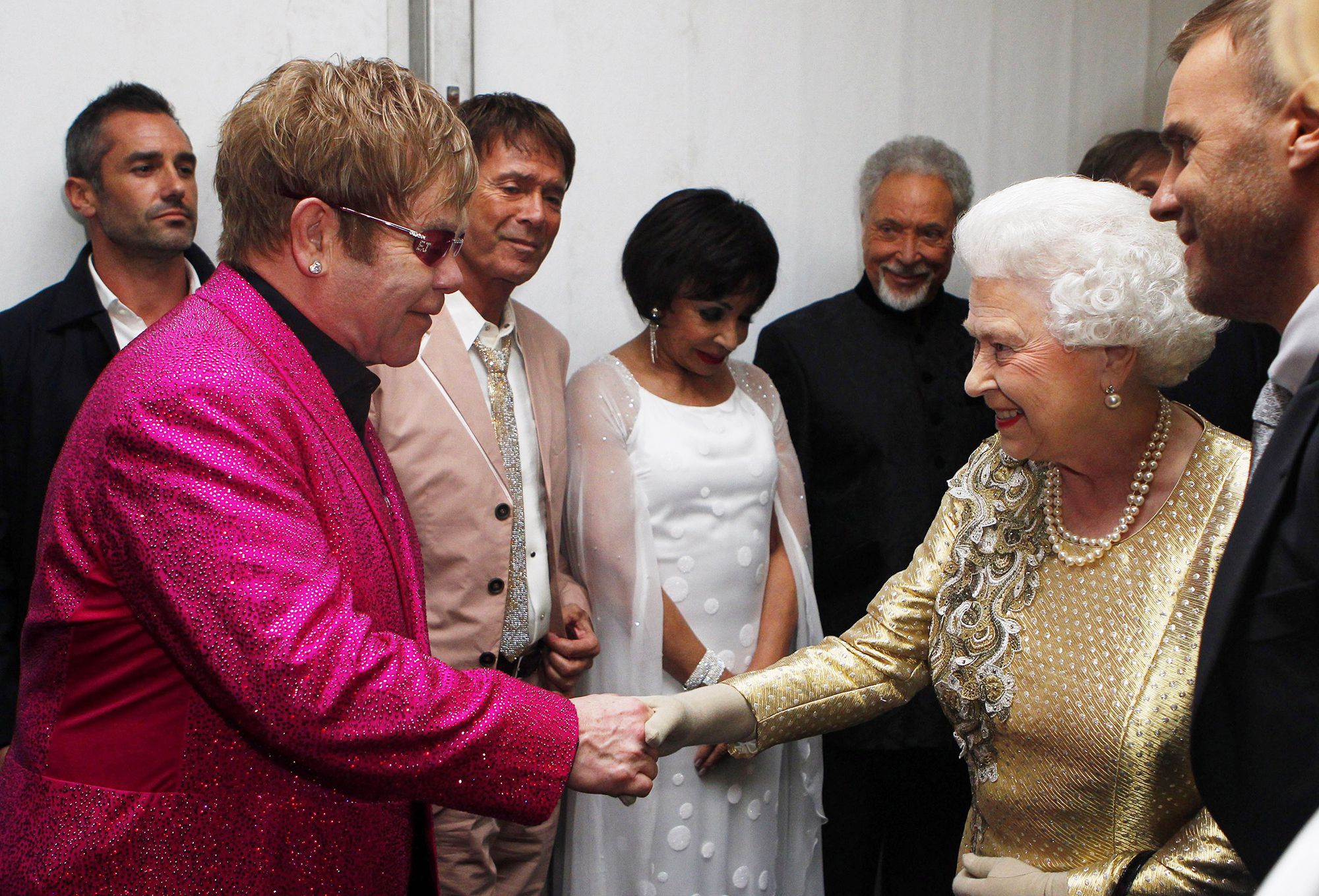 Elton John Beri Atribut Emosional untuk Ratu Elizabeth II