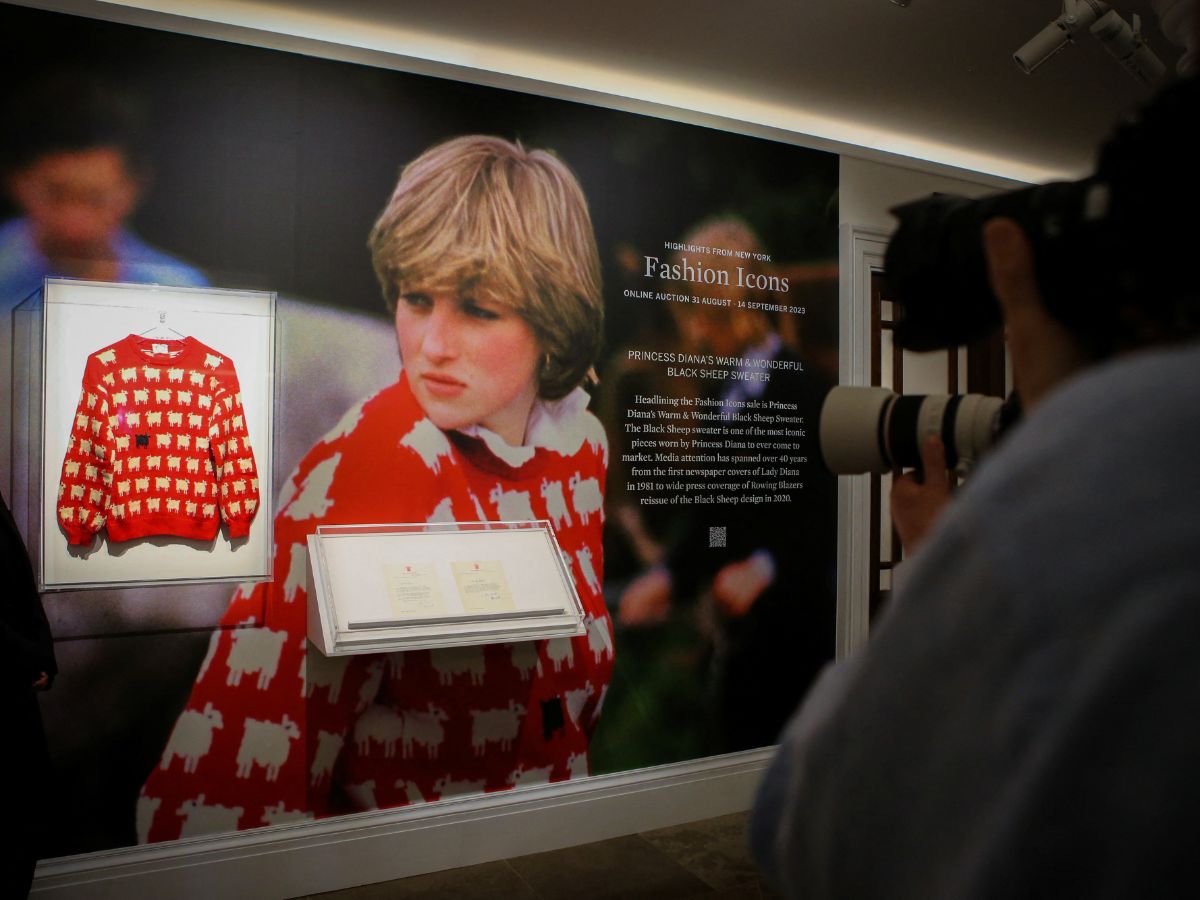 Sweater Domba Hitam Ikonik Putri Diana Masuk Lelang, Diperkirakan Laku 700 Juta