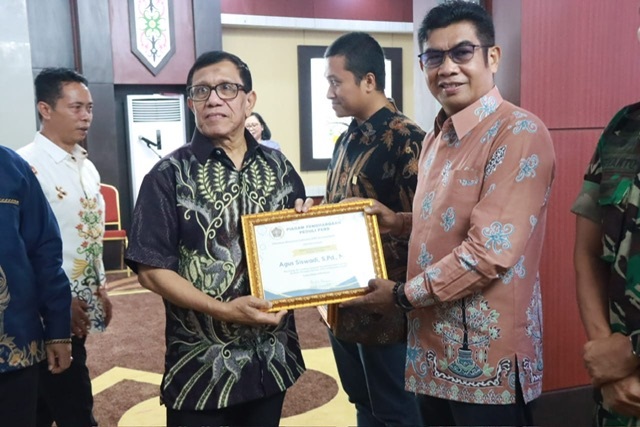 Hendy CH Bangun Hadiri dan Serahkan Penghargaan pada Konferensi PWI Provinsi Kalimantan Tengah Tahun 2024