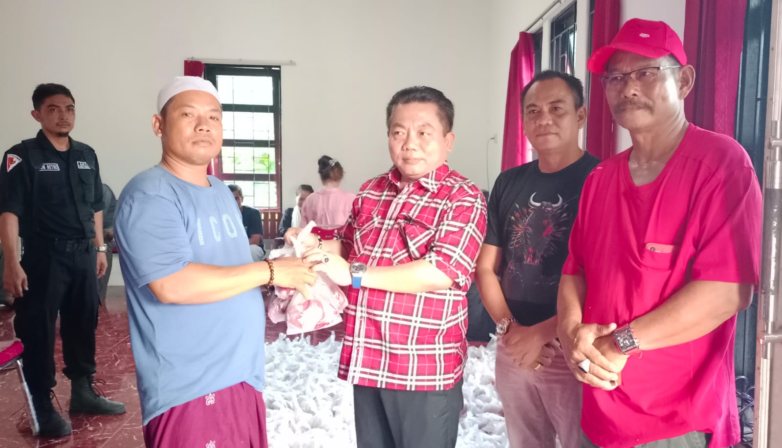 DPC PDIP Kapuas Bagikan Ratusan Bungkus Daging Qurban