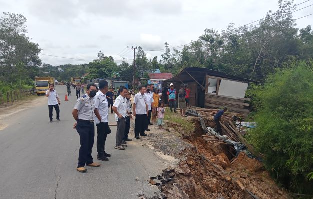 Sekda Gunung Mas Pantau Kondisi Longsor Ruas Jalan Nasional