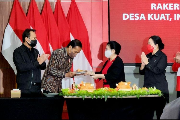 Jokowi Dapat Kejutan Tumpeng Ulang Tahun