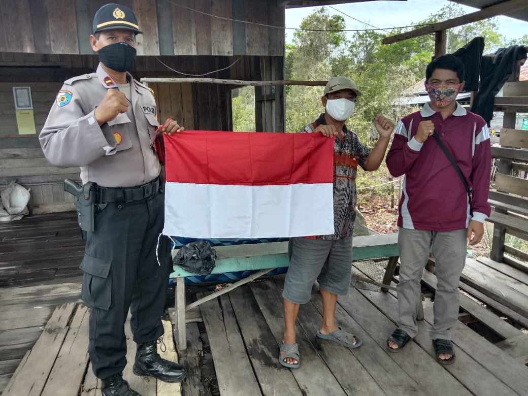 Meriahkan HUT RI ke 75, Polsek Jabiren Raya Bagikan Bendera Merah Putih