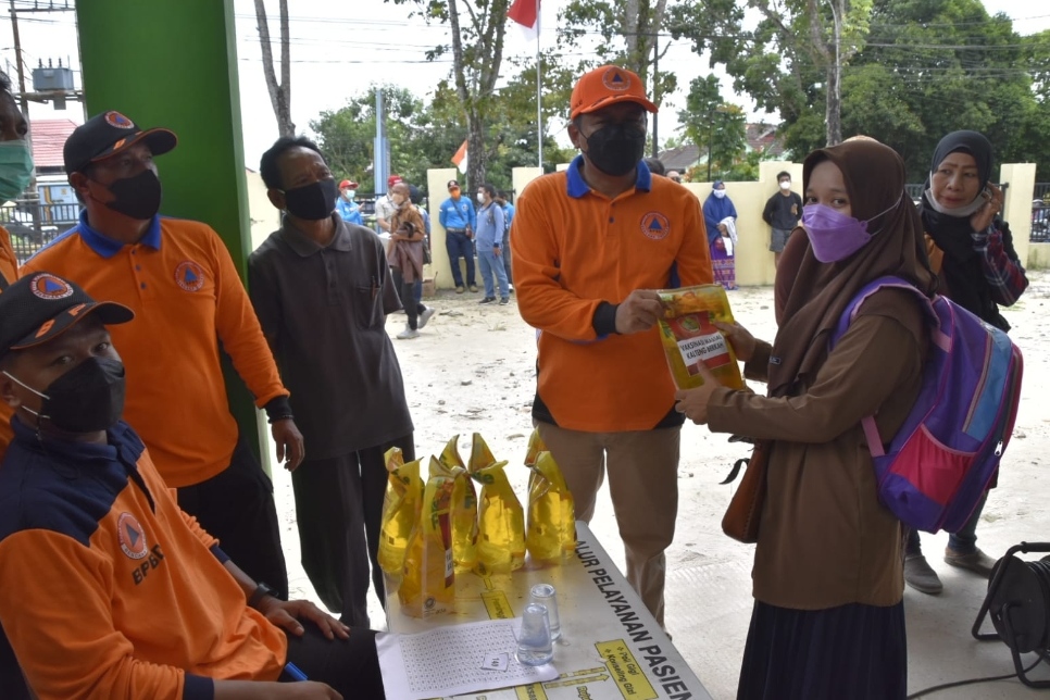 Pemprov Kalteng Bagikan Minyak Goreng Gratis untuk Warga yang Ikut Vaksin di Madurejo