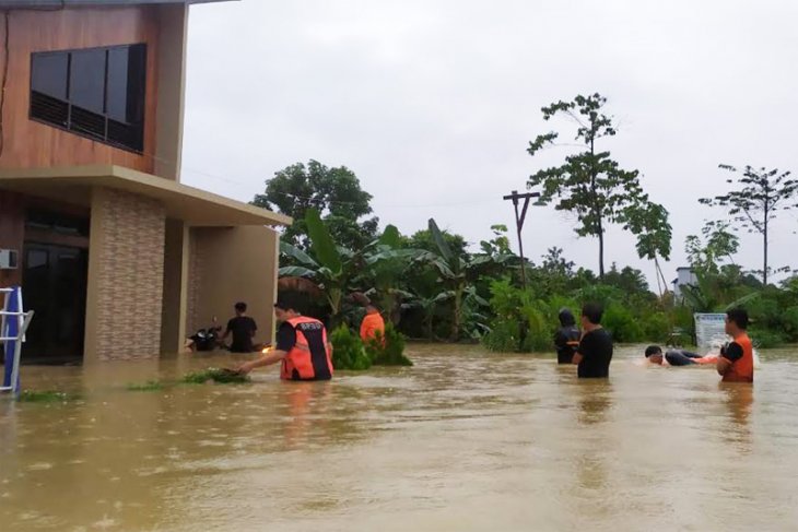 Sungai Bengaris Meluap, Puluhan Rumah Warga Teweh Terendam 