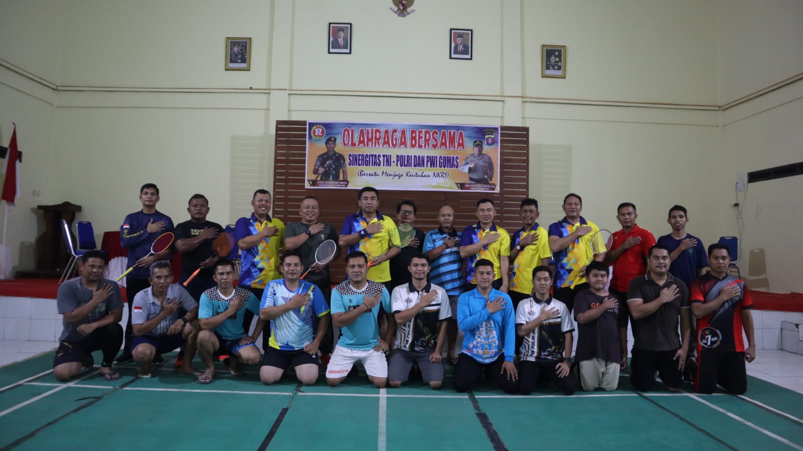 Pabung Ikuti Olahraga Badminton Bersama Kapolres Dan PWI Gumas 